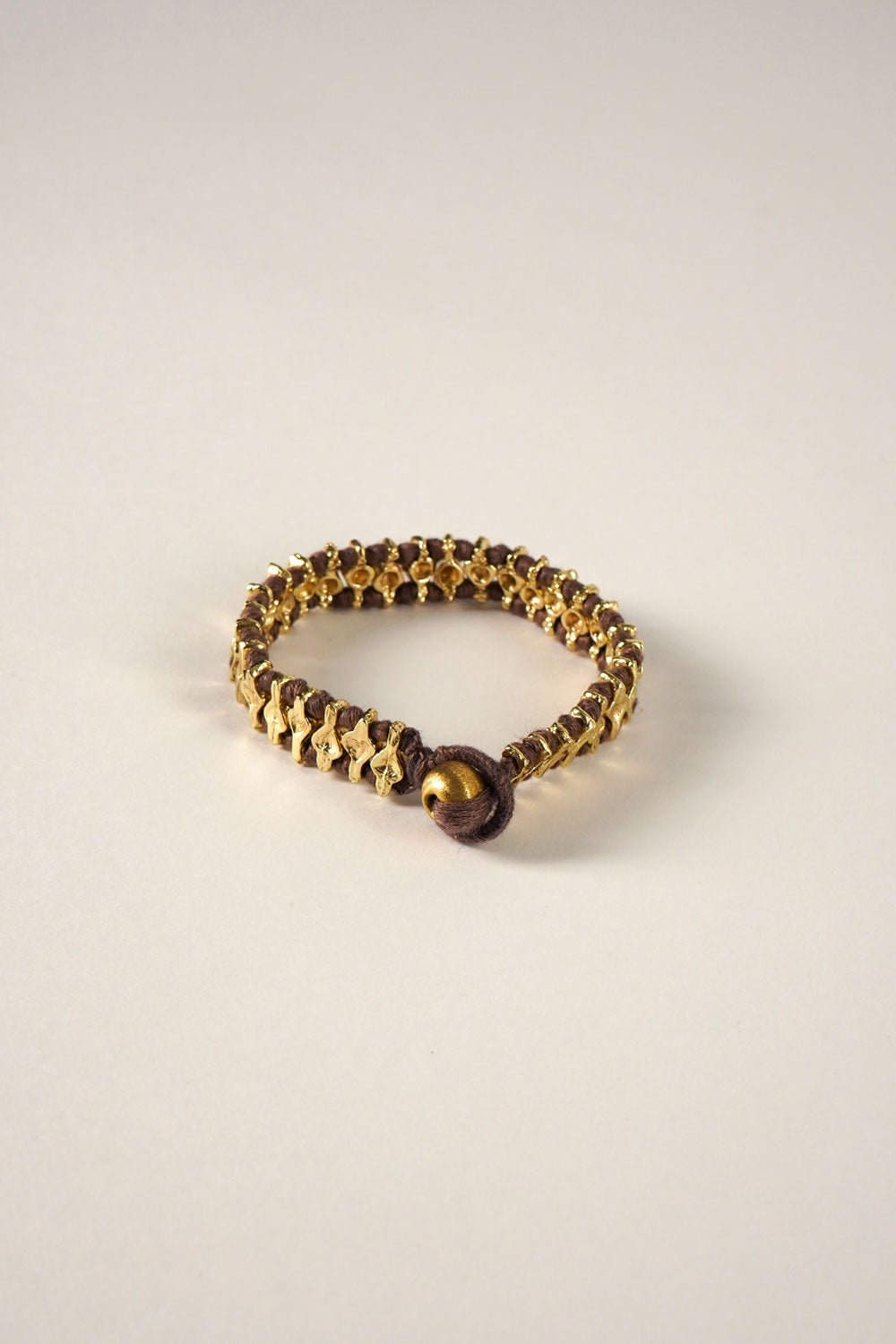 Detalle Cierre Pulsera Dorada y Marrón Ajustable Cristina Oria