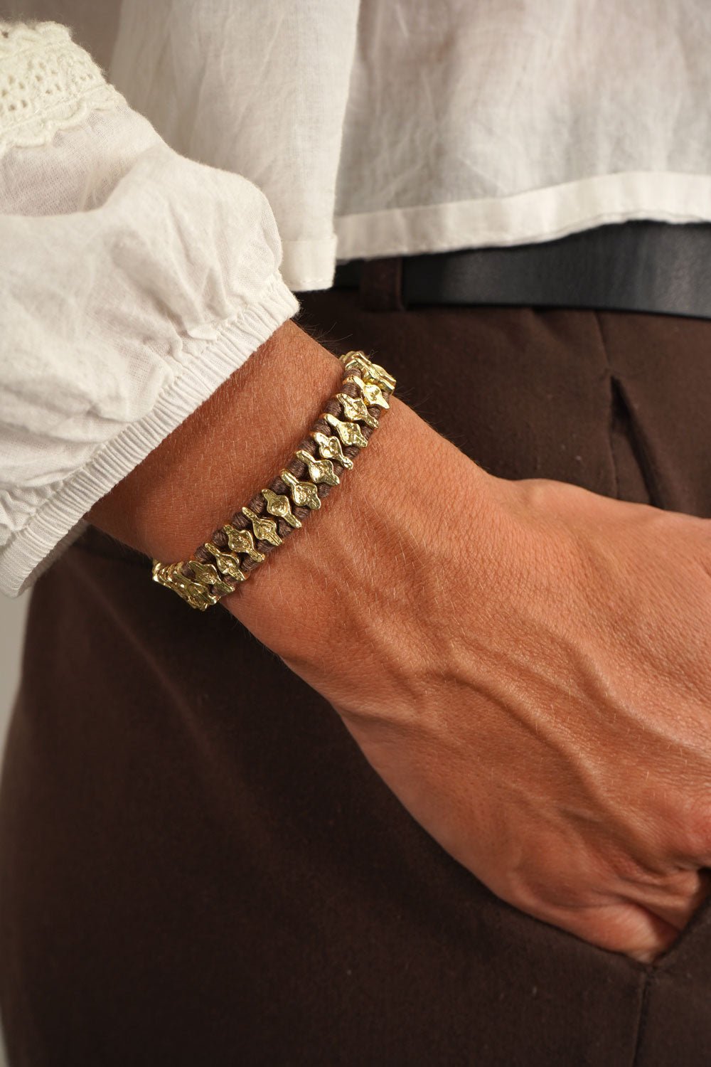 Detalle Pulsera Dorada y Marrón Ajustable Cristina Oria