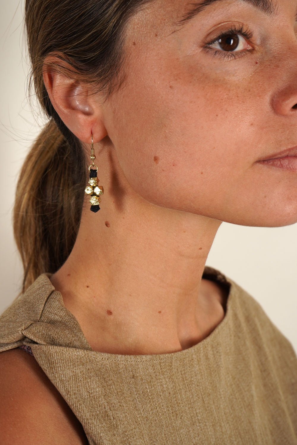 Detalle Pendientes Dorados Y Negros Cristina Oria