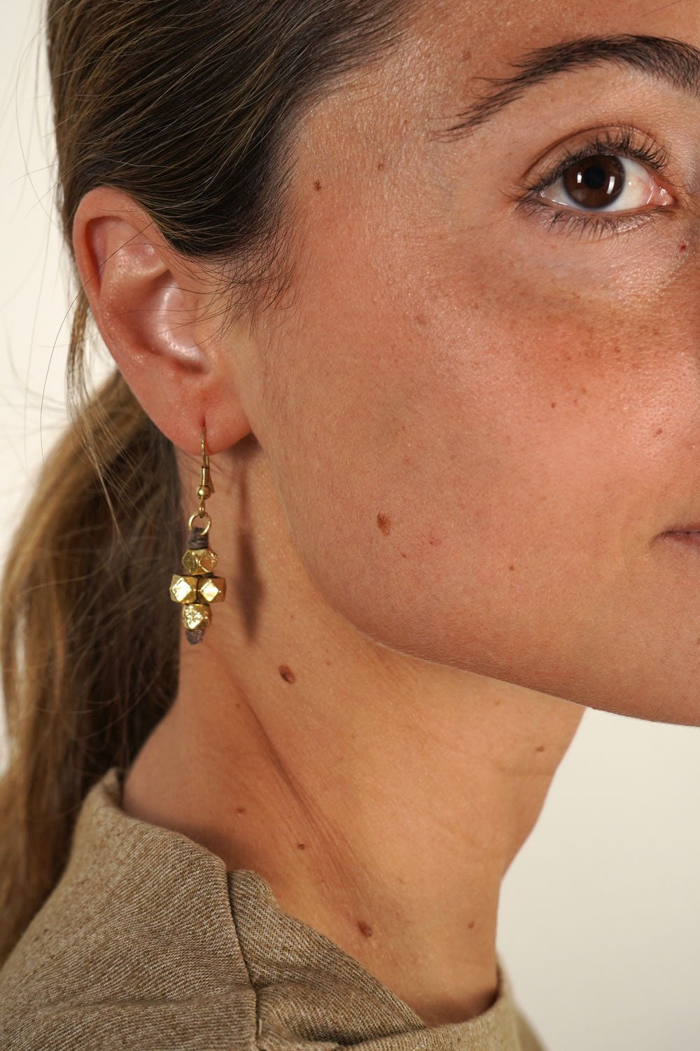 Detalle Pendientes Dorados Y Marrones Cristina Oria