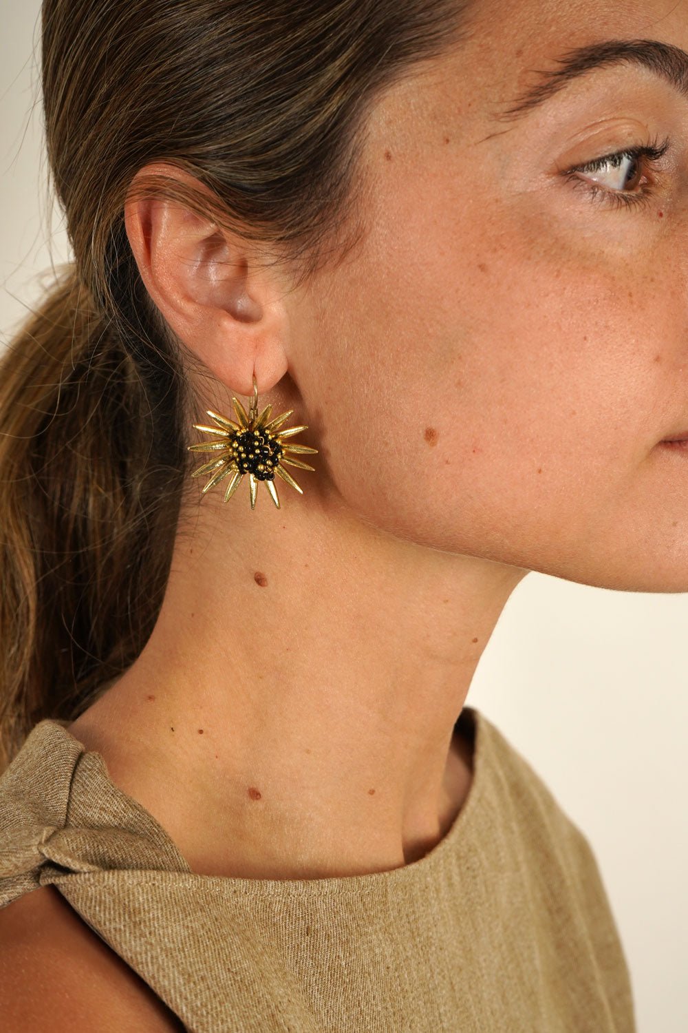 Detalle Pendientes Dorados Con Diseño De Girasoles Negros Cristina Oria