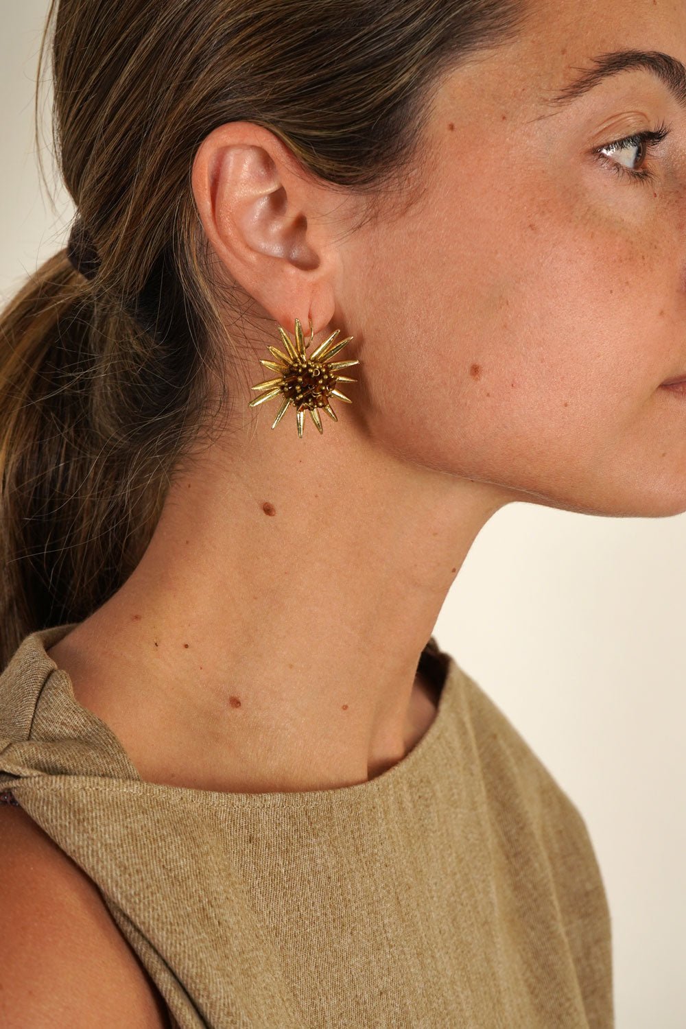 Detalle Pendientes Dorados Con Diseño De Girasoles Marrones Cristina Oria