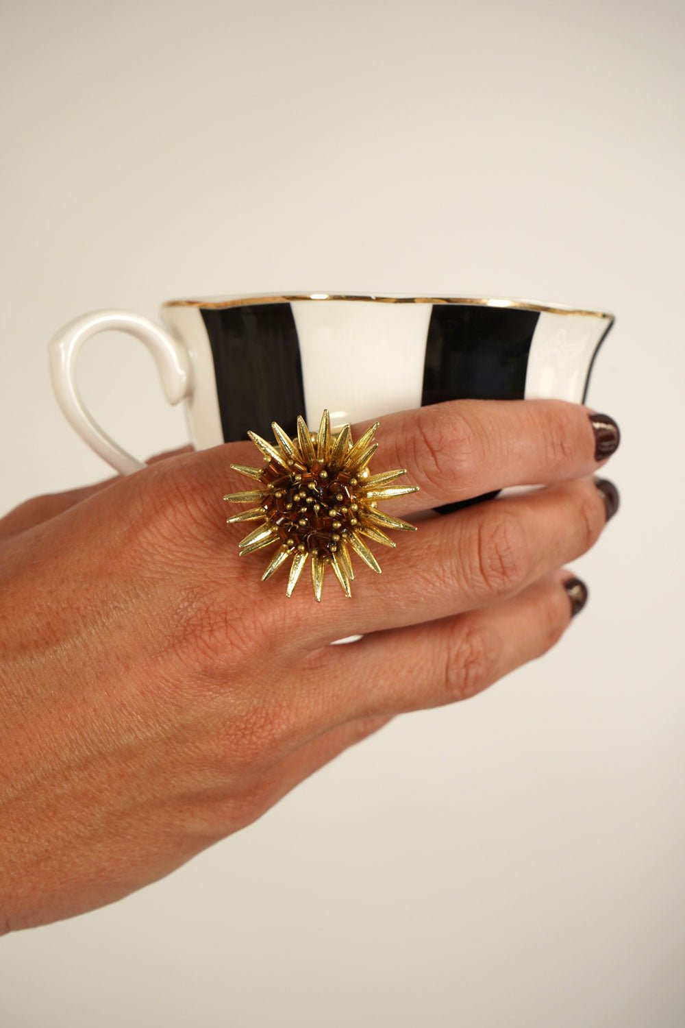 Detalle Anillo Dorado Ajustable Con Diseño De Girasol Marrón Cristina Oria