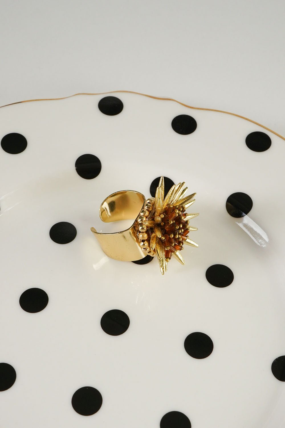 Detalle Vajilla Anillo Dorado Ajustable Con Diseño De Girasol Marrón Cristina Oria