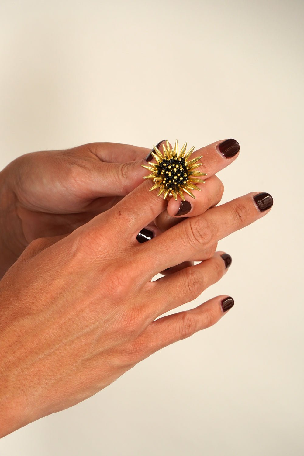Detalle Anillo Combinación Anillo & Pendientes Dorados Diseño Girasoles Negros Cristina Oria