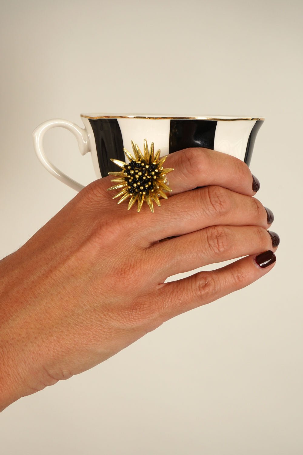 Detalle Anillo Dorado Ajustable Con Diseño De Girasol Negro Cristina Oria