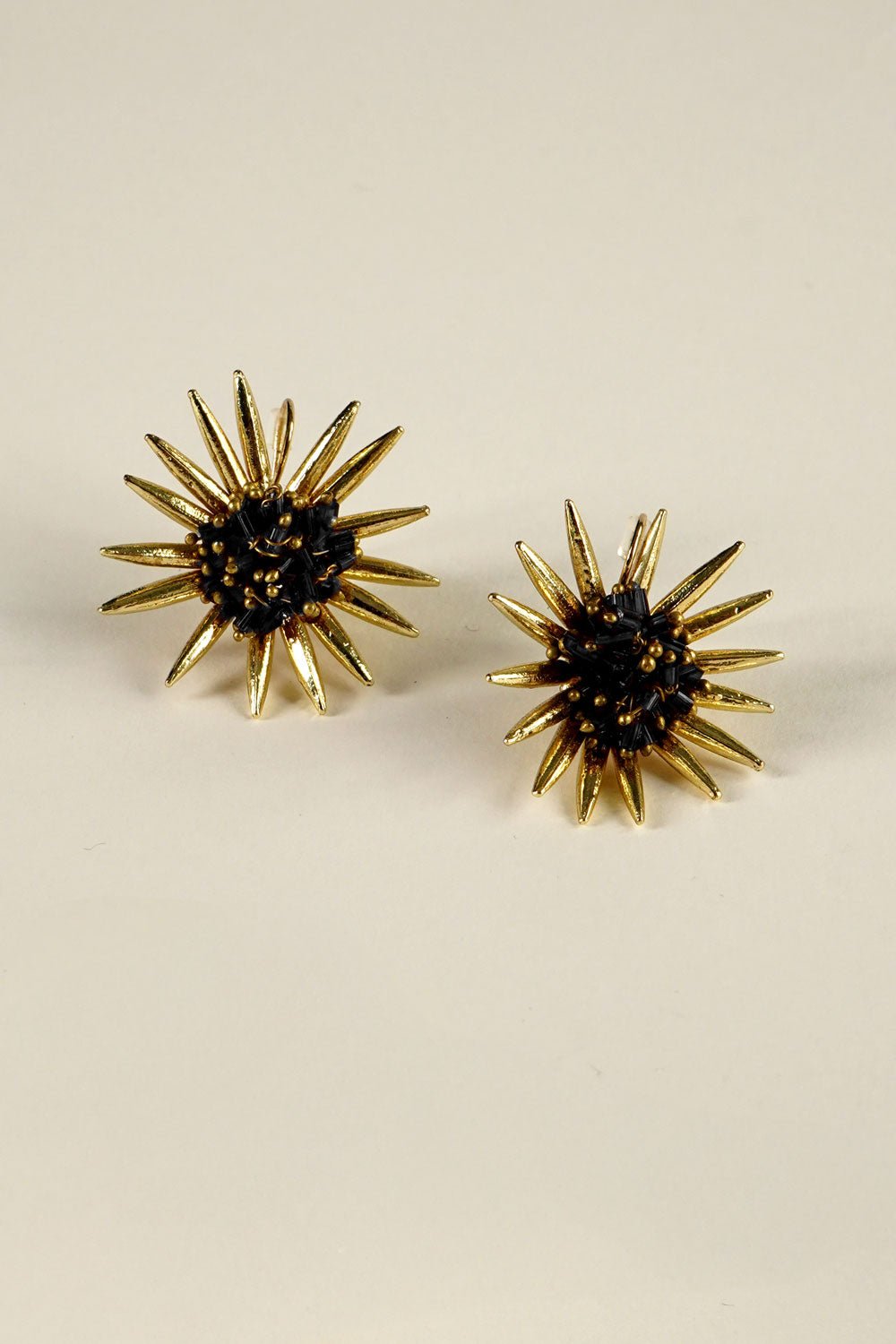 Pendientes Dorados Con Diseño De Girasoles Negros Cristina Oria