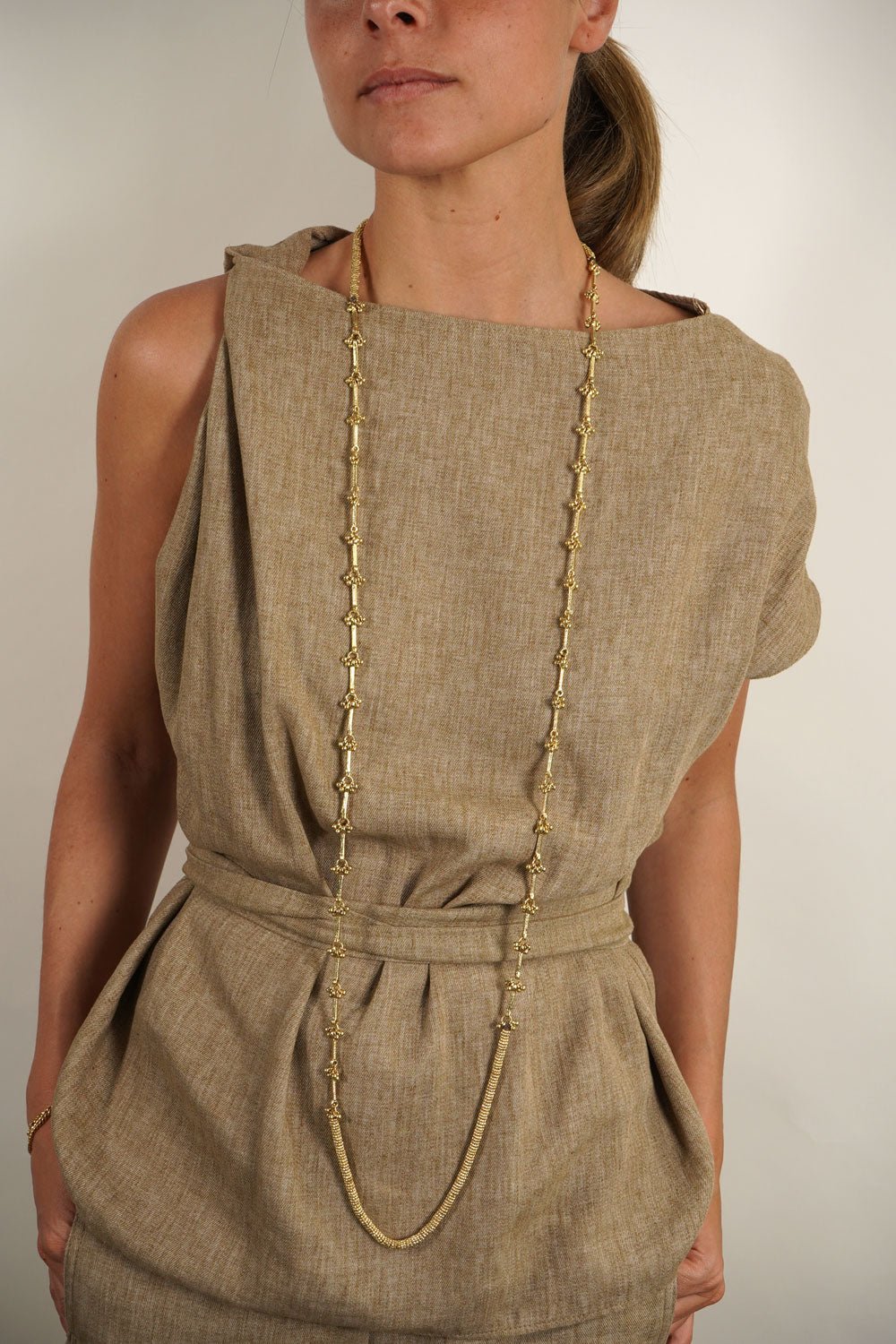 Detalle Largo Collar Largo Dorado Cristina Oria