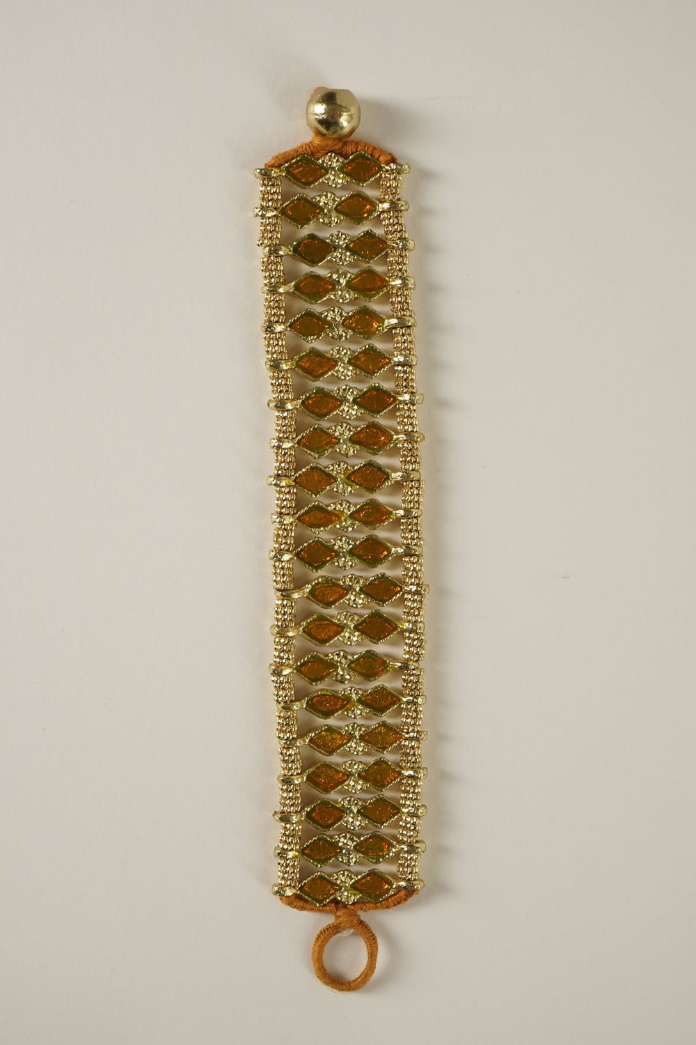 Detalle Brazalete Dorado Con Diseño De Rombos Naranjas Cristina Oria