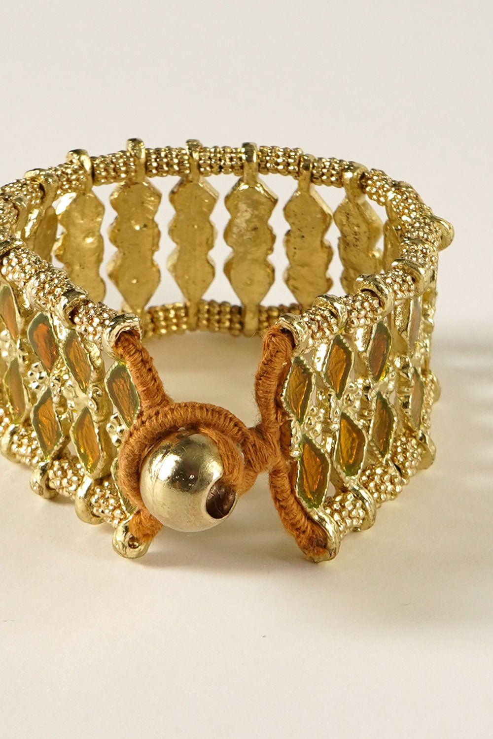 Detalle Cierre Brazalete Dorado Con Diseño De Rombos Naranjas Cristina Oria