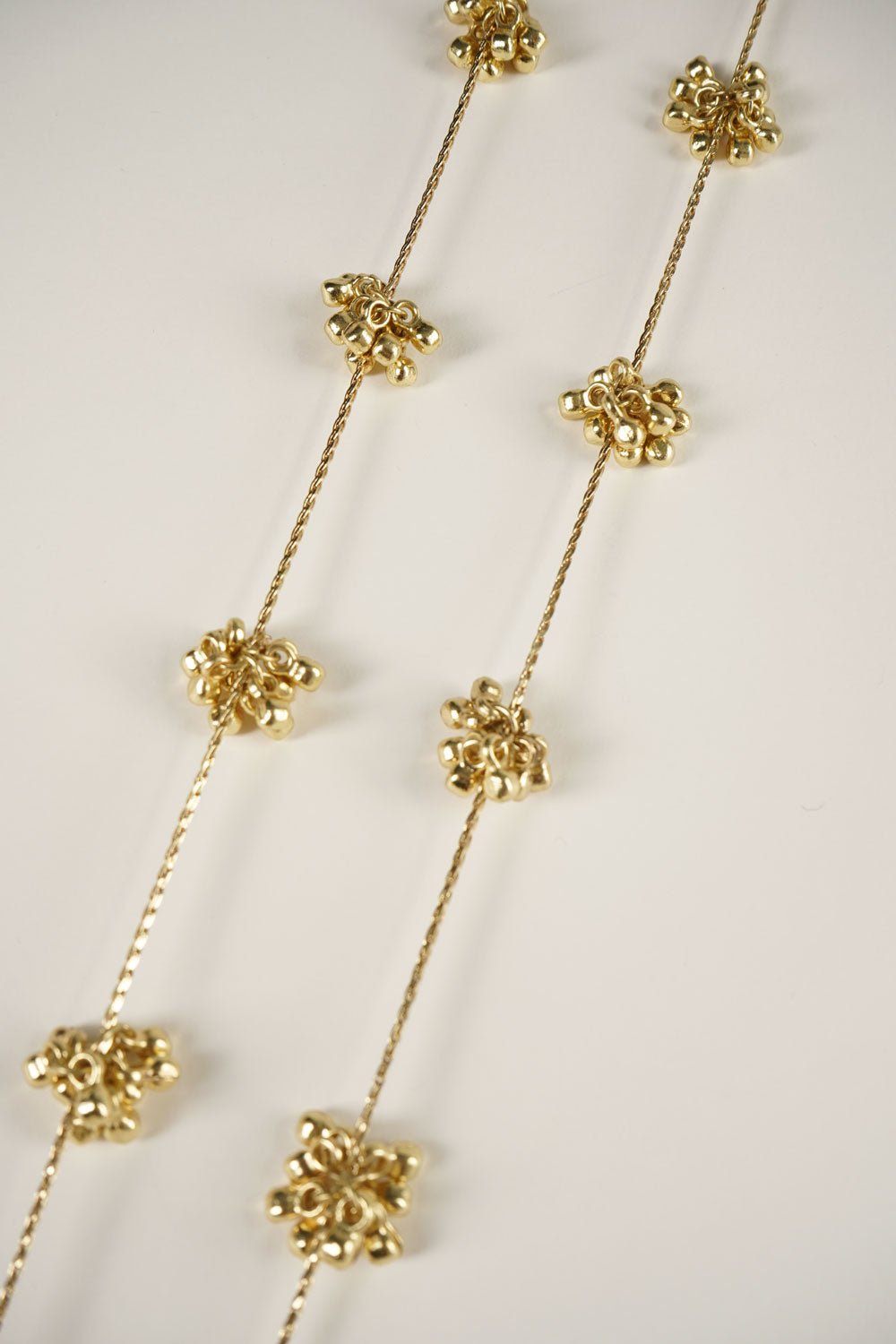 Detalle Collar Largo Dorado Con Borlones Cristina Oria