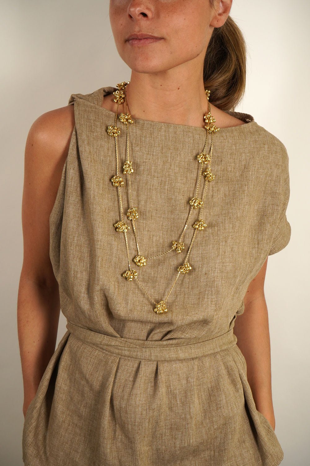 Detalle Puesto Collar Largo Dorado Con Borlones Cristina Oria