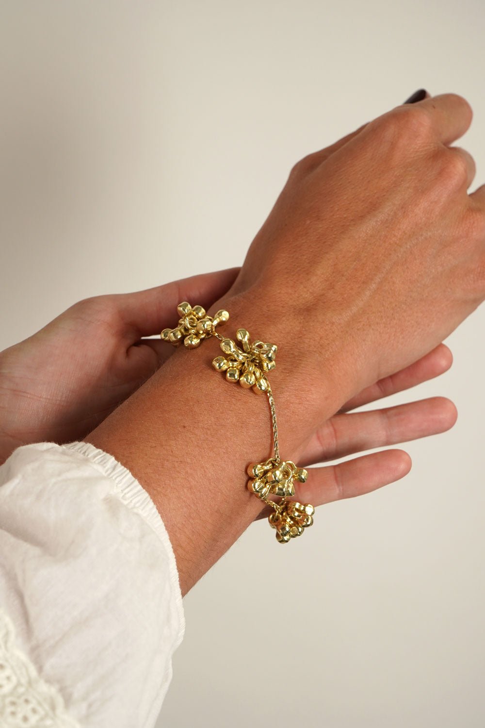Detalle Cierre Pulsera Dorada Con Diseño De Borlones Cristina Oria