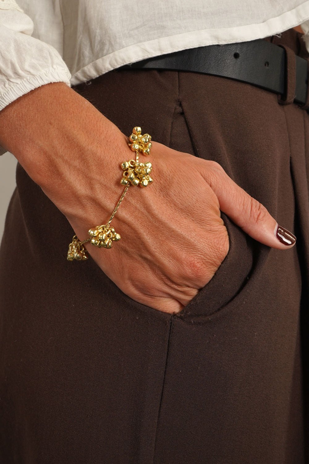 Detalle Pulsera Dorada Con Diseño De Borlones Cristina Oria