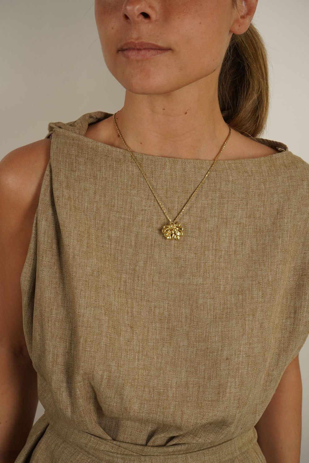 Detalle Collar Dorado Con Borlón Cristina Oria