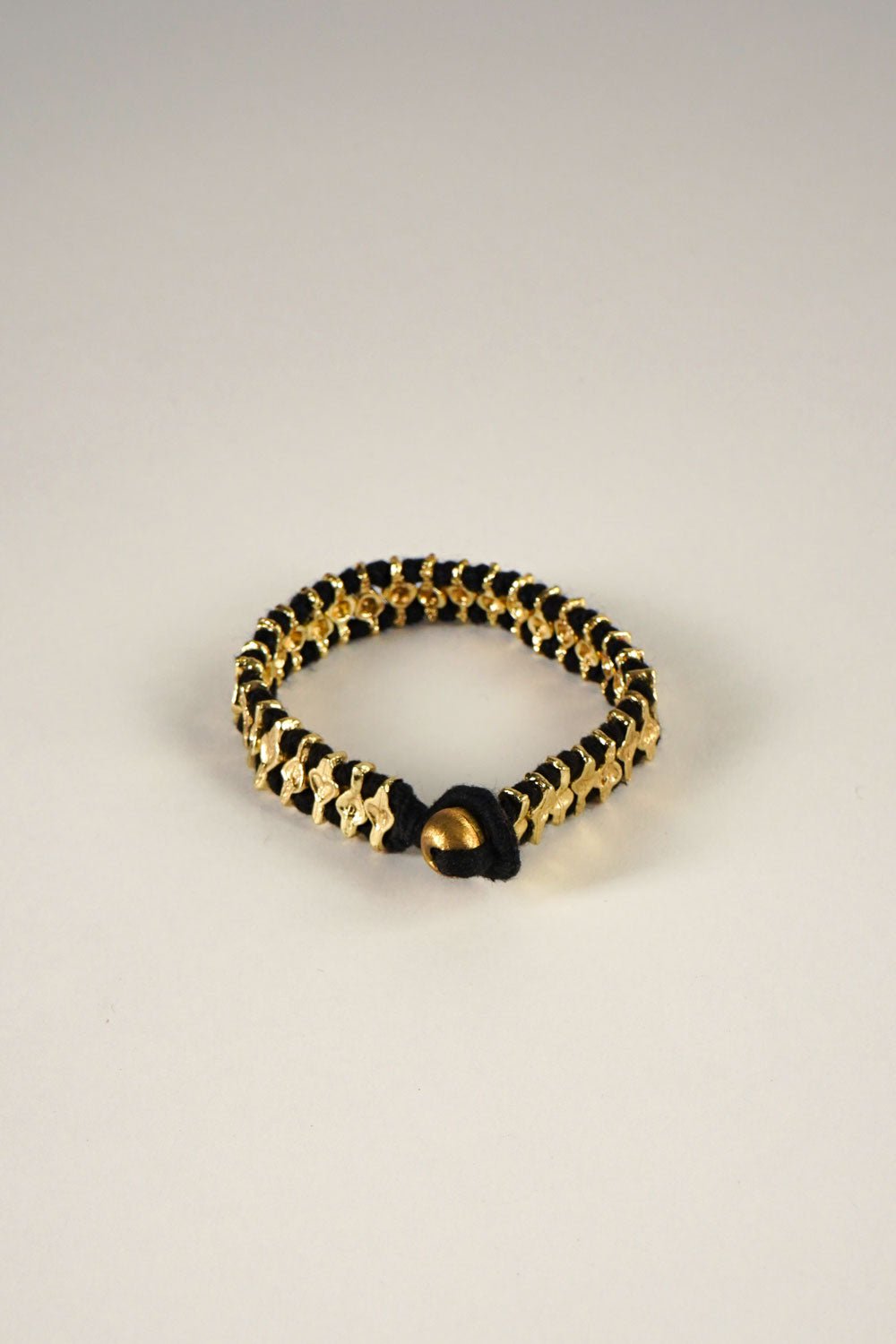 Detalle Cierre Pulsera Dorada y Negra Ajustable Cristina Oria