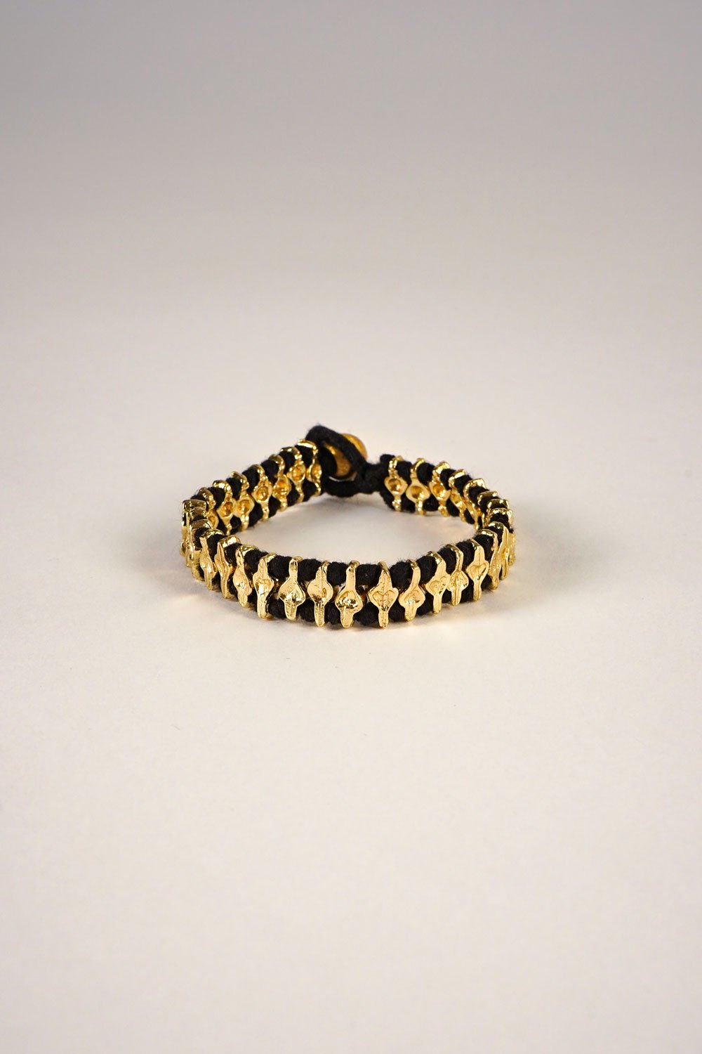 Pulsera Dorada y Negra Ajustable Cristina Oria