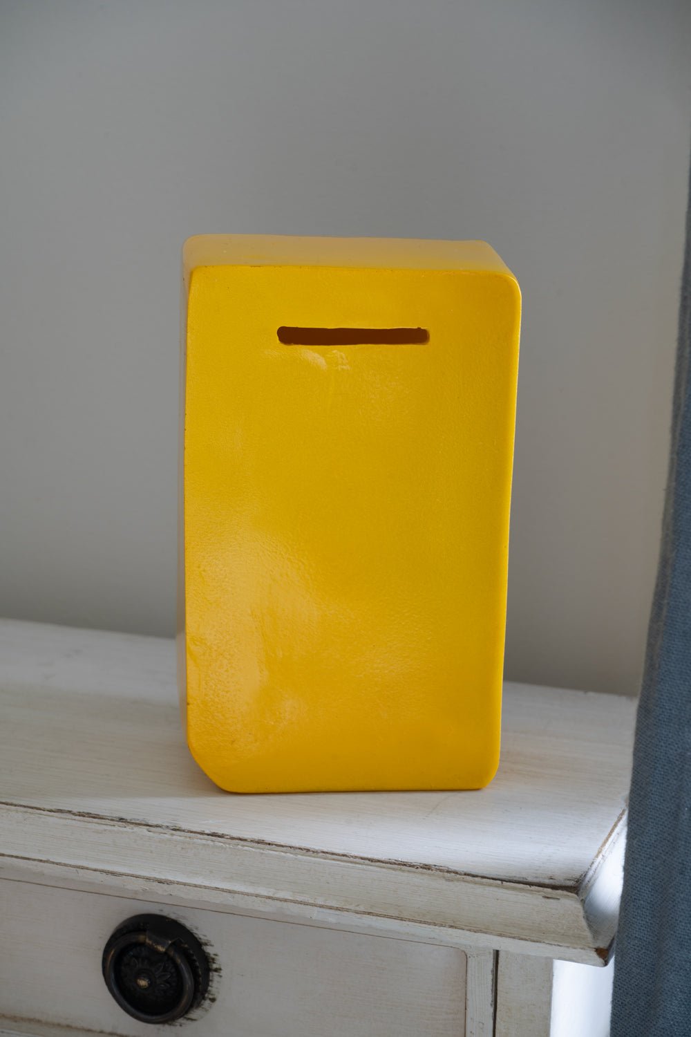 Detalle Hucha De Resina Con Diseño De Game Boy Amarilla Cristina Oria