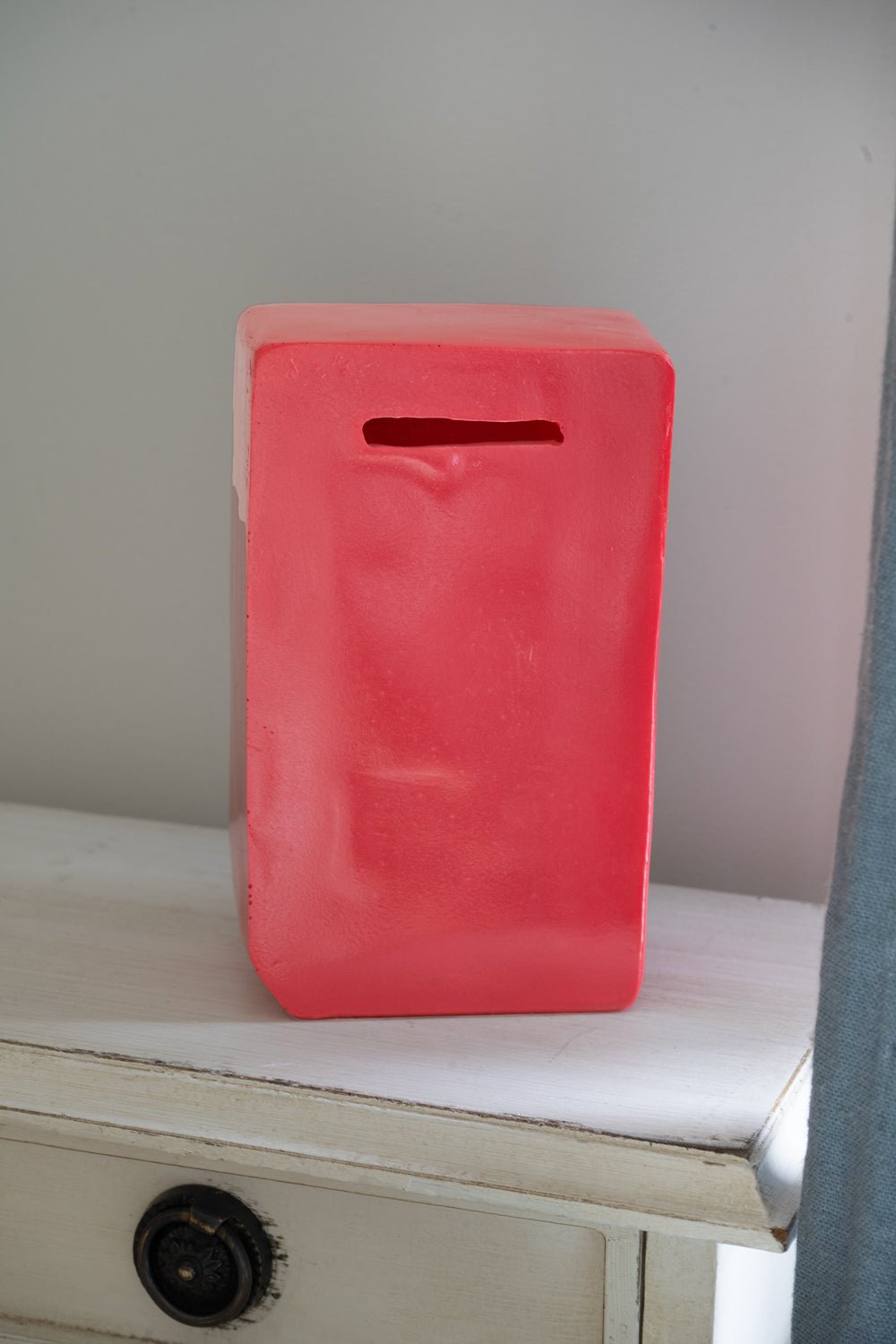 Detalle Hucha De Resina Con Diseño De Game Boy Roja Cristina Oria