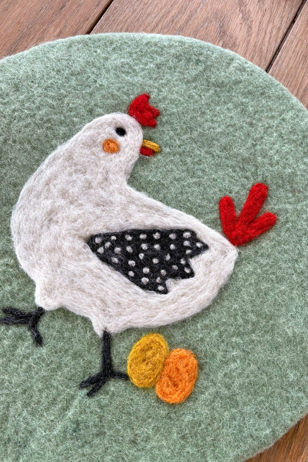Detalle Individual De Fieltro Verde Con Diseño De Gallina Cristina Oria