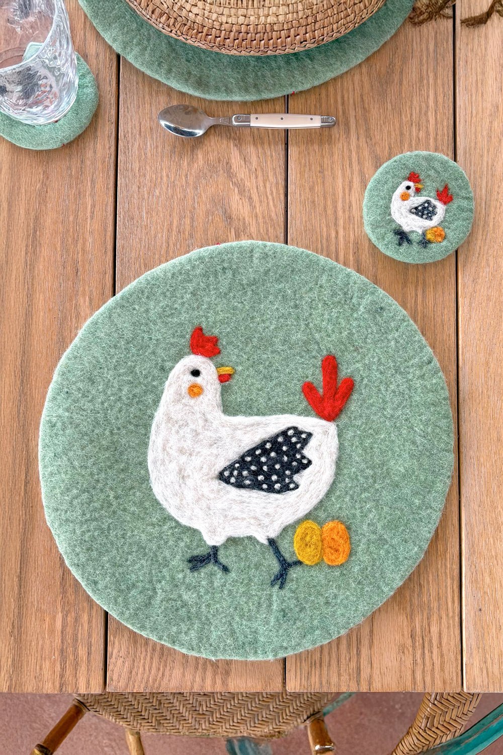 Individual De Fieltro Verde Con Diseño De Gallina
