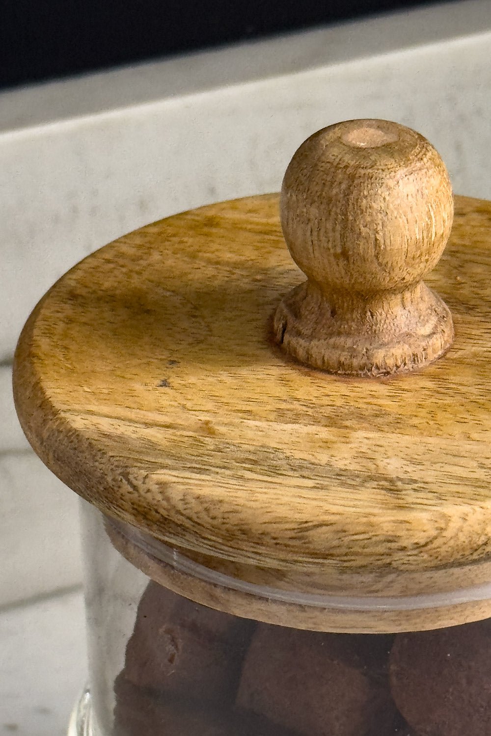 Detalle Tapa Bombonera De Cristal Con Base Y Tapa De Madera Cristina Oria