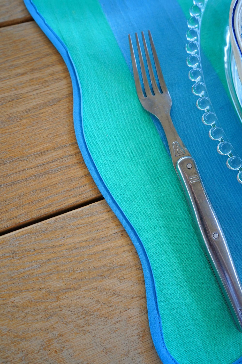 Detalle Borde Ondulado Mantel Individual Rayas Azules Y Verdes Cristina Oria