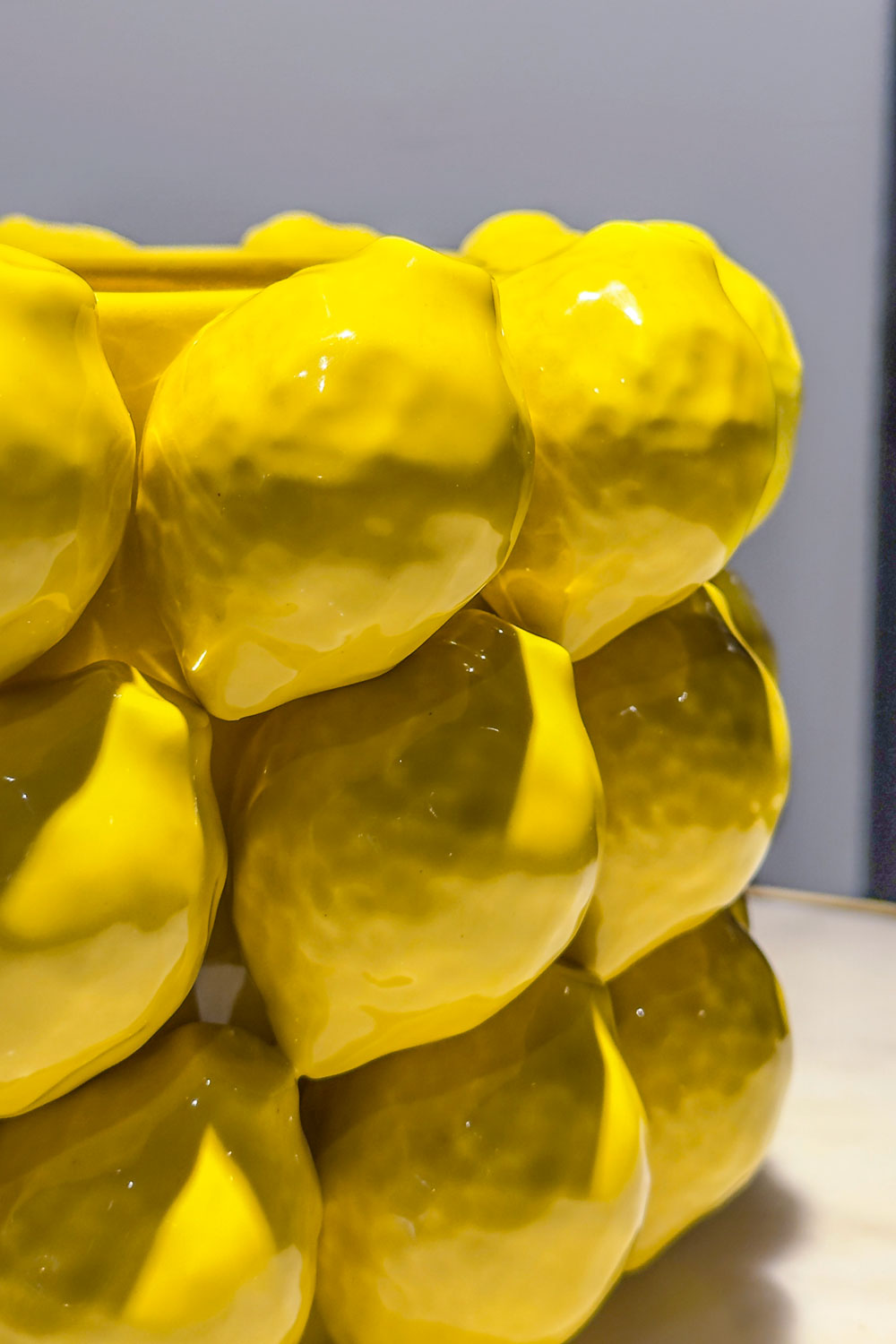 Detalle Material Jarrón Con Diseño De Limones Bajo Cristina Oria