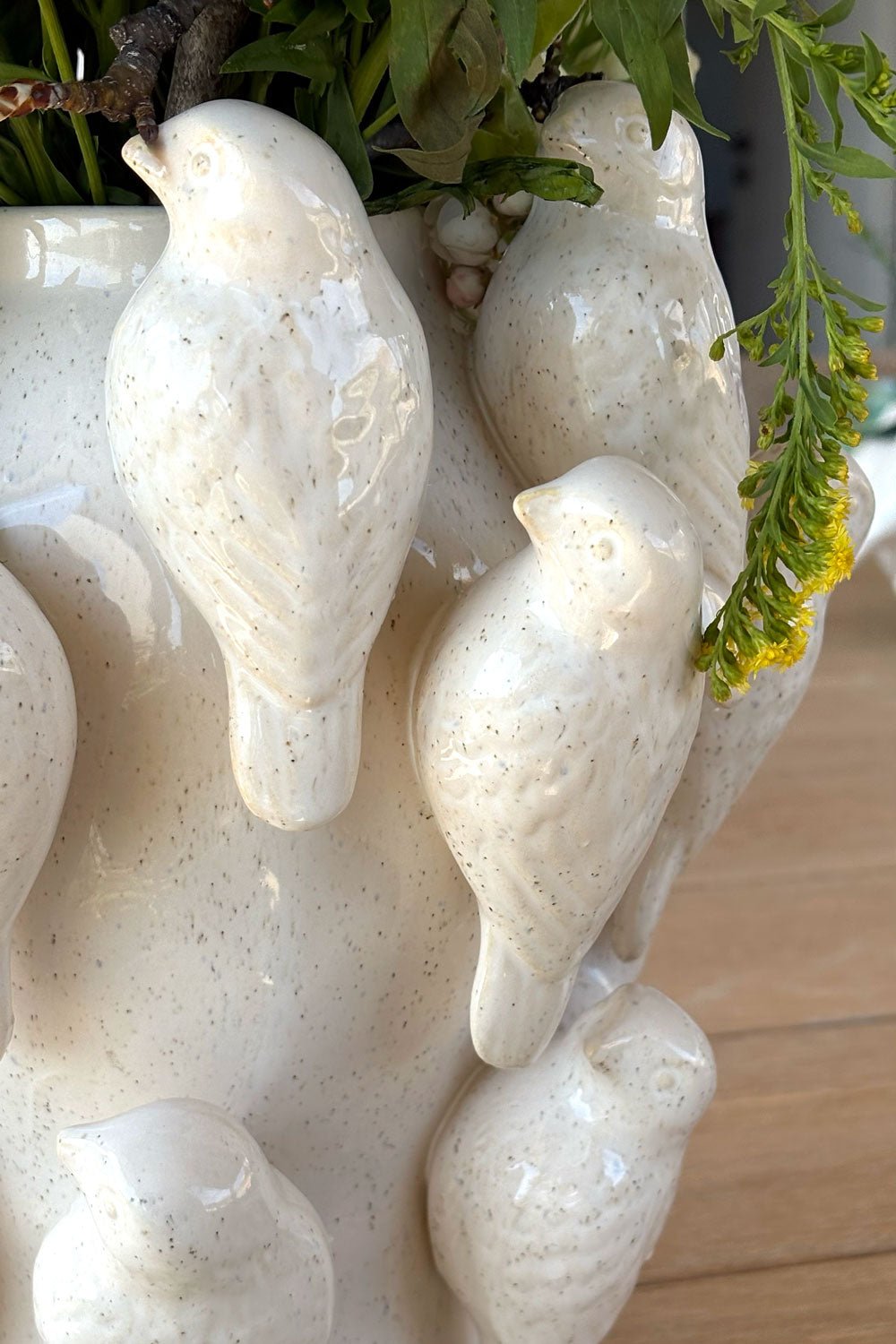 Detalle Figuras Jarrón Con Diseño De Pájaros Blanco Cristina Oria