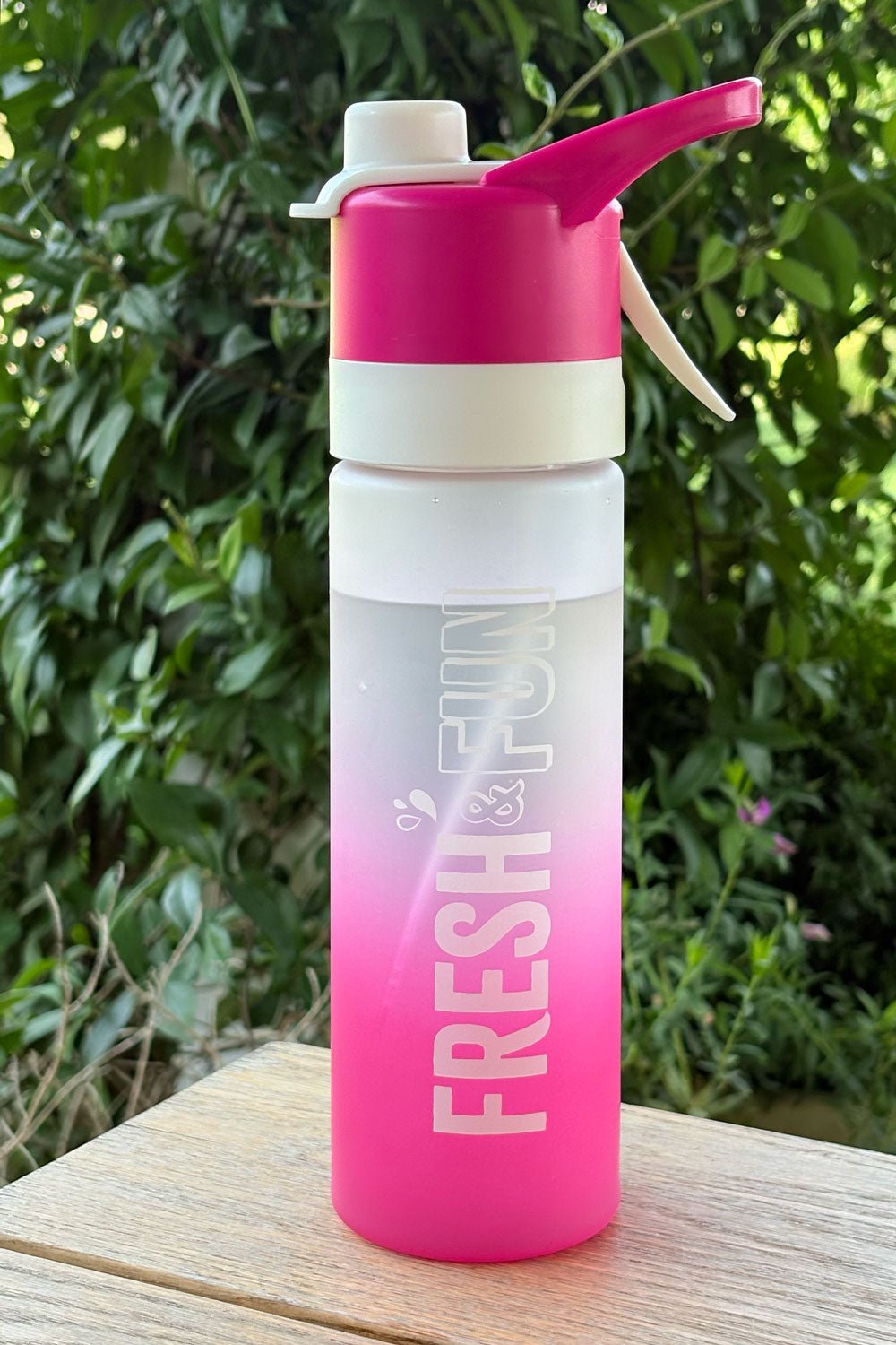 Detalle Botella Con Pulverizador Rosa Cristina Oria