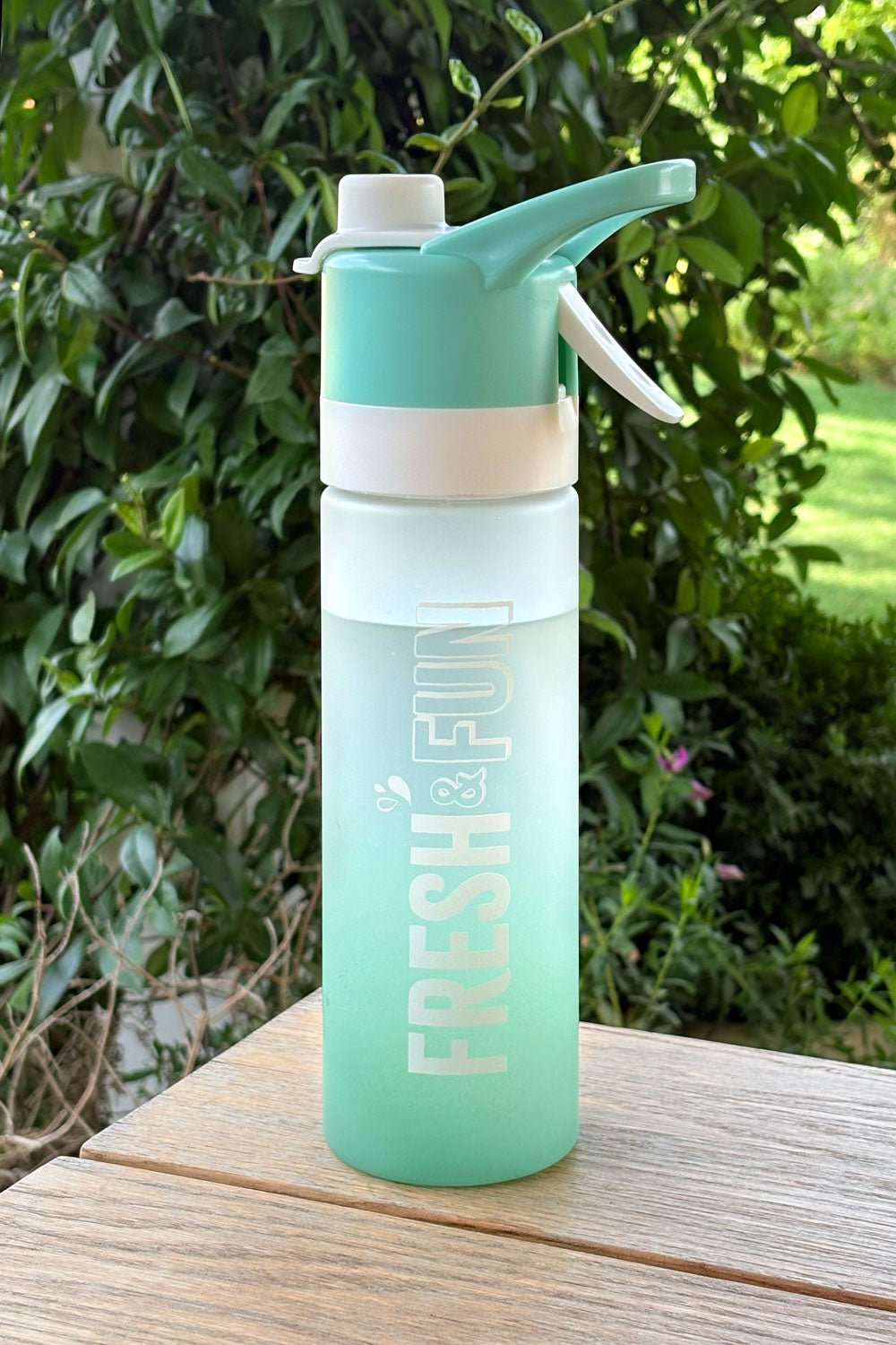 Detalle Botella Con Pulverizador Verde Cristina Oria