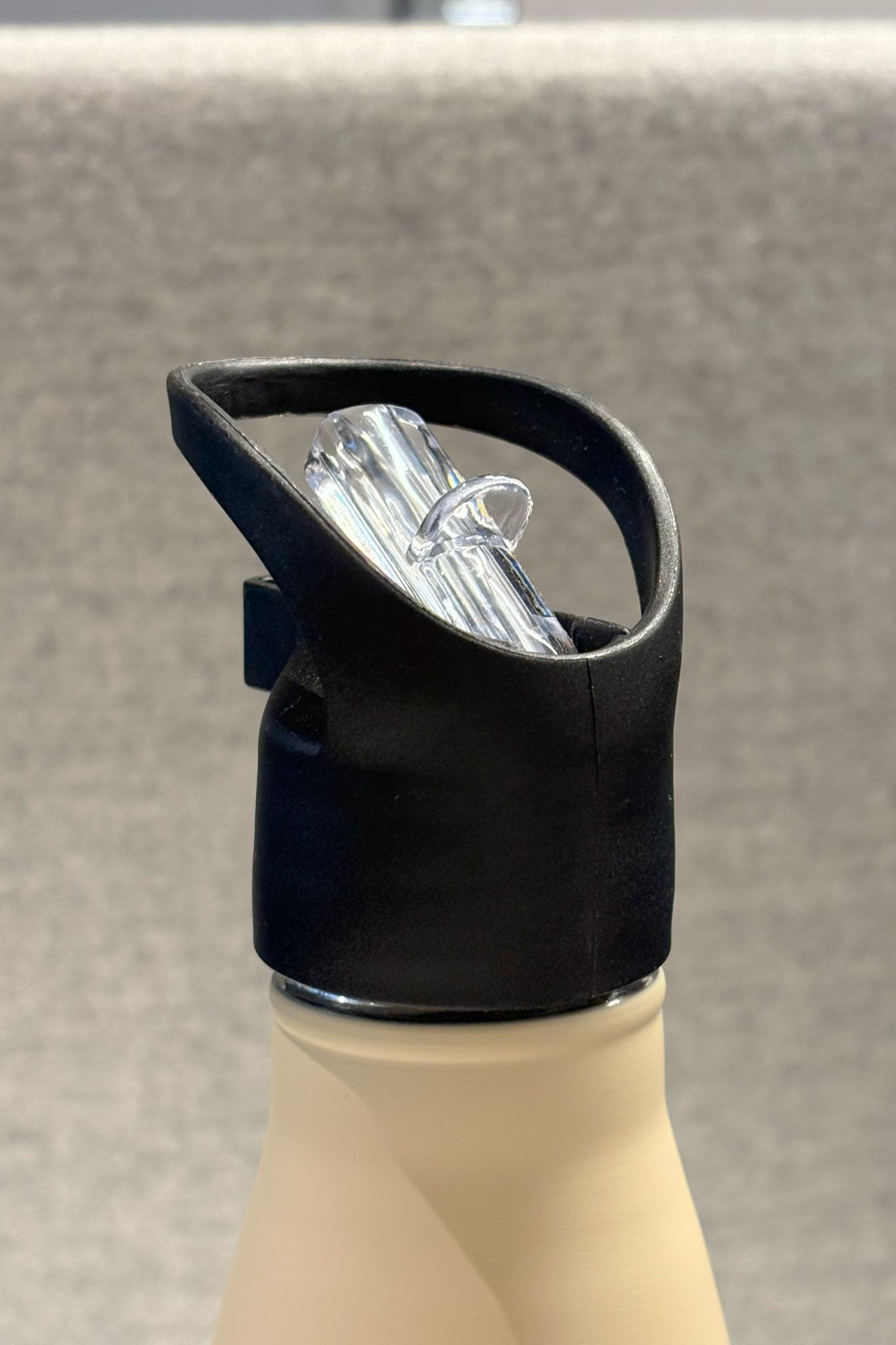 Detalle Agarre Botella Térmica Blanca Cristina Oria
