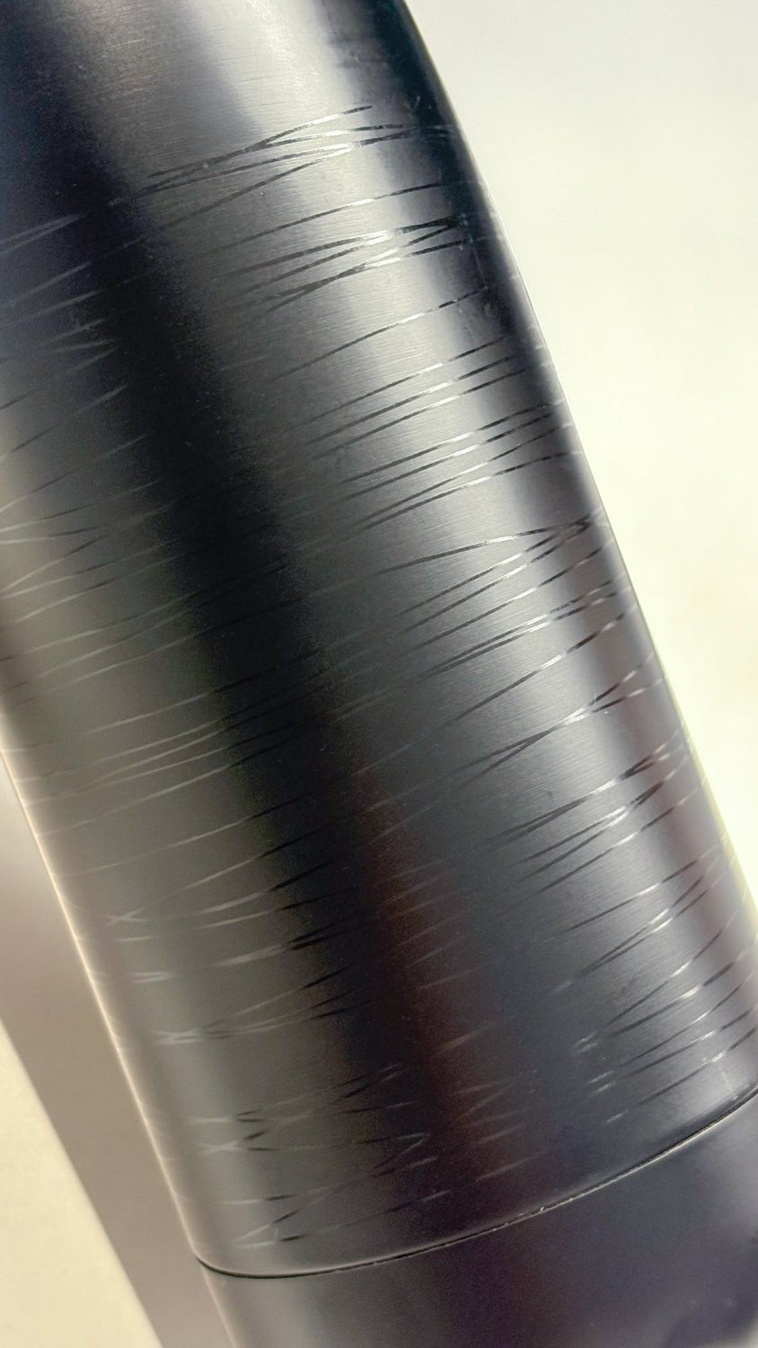 Detalle Botella Térmica Negra Cristina Oria