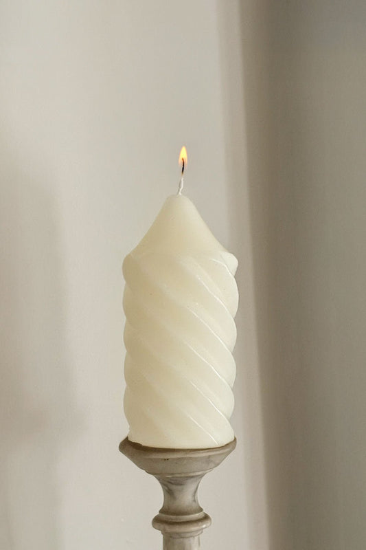 Breite Kerze mit weißem Spiraldesign