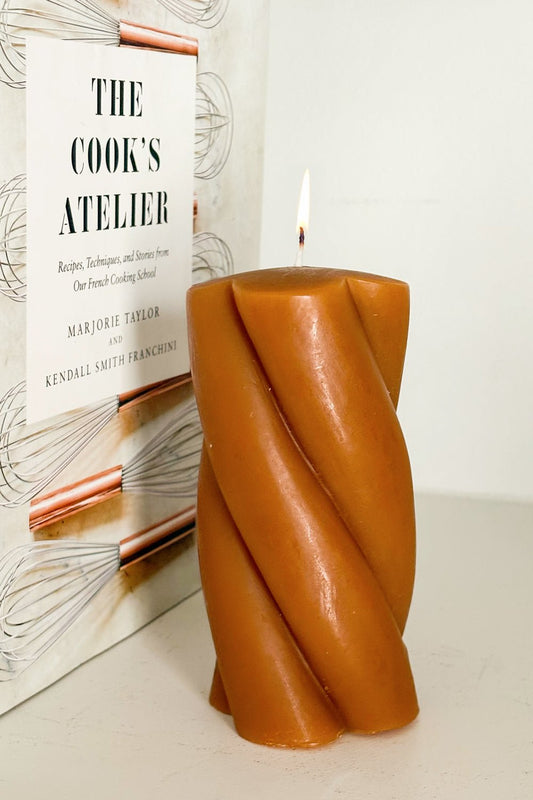 Breite Kerze mit großem ockerfarbenem Spiraldesign