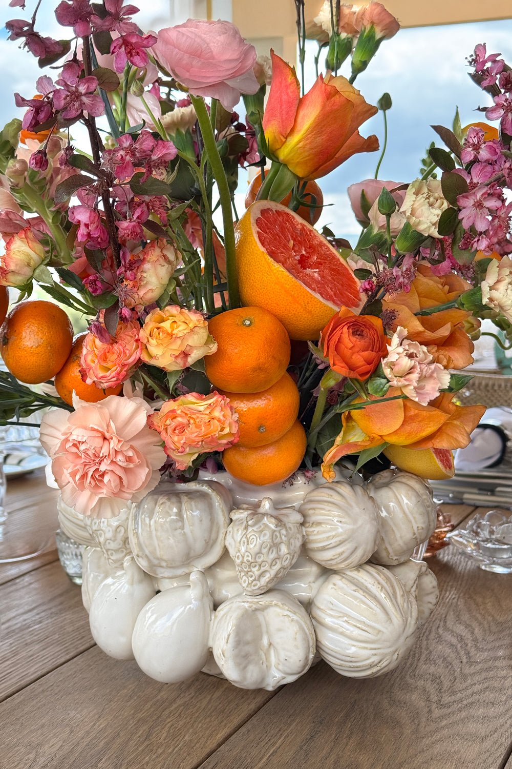Detalle Centro De Mesa Jarrón Diseño Frutas Blanco Cristina Oria