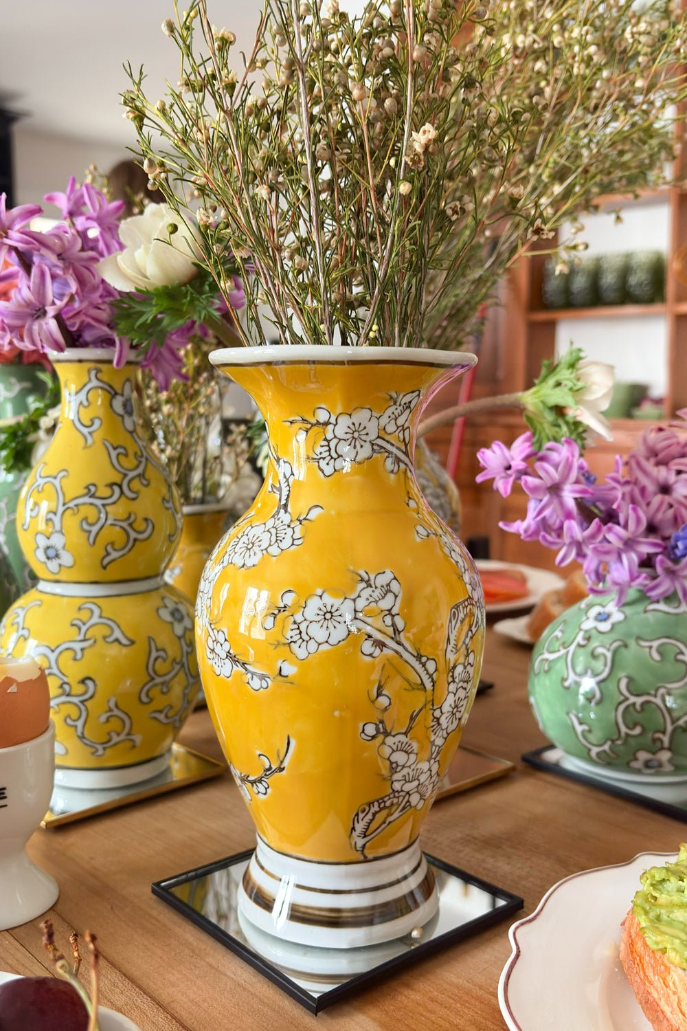 Detalle Florero De Porcelana Amarillo Diseño Kiku Cristina Oria