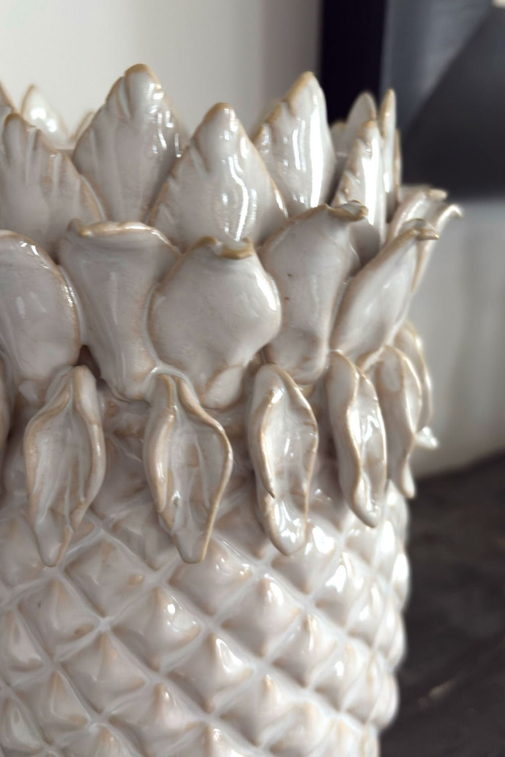 Detalle Relieve Portavelas Diseño Piña Blanco Cristina Oria