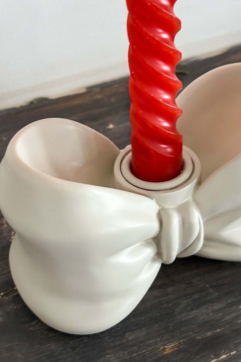 Detalle Textura Portavelas De Porcelana Blanco Diseño Lazo Cristina Oria