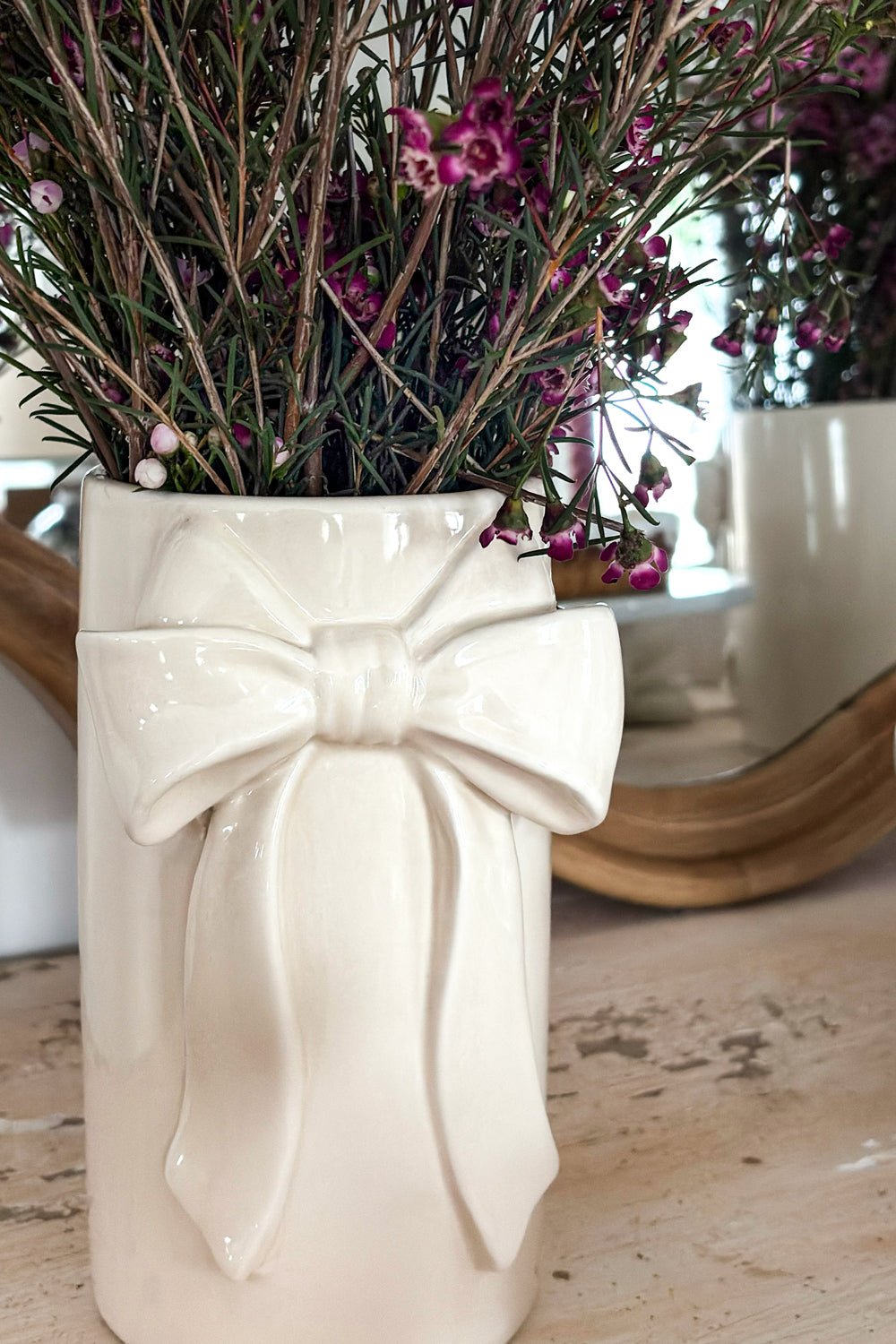Detalle Jarrón De Porcelana Blanco Con Lazo Cristina Oria