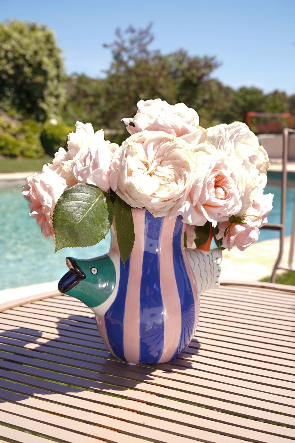 Detalle Jarrón Rayas Rosas Y Azules Con Pez Verde Cristina Oria