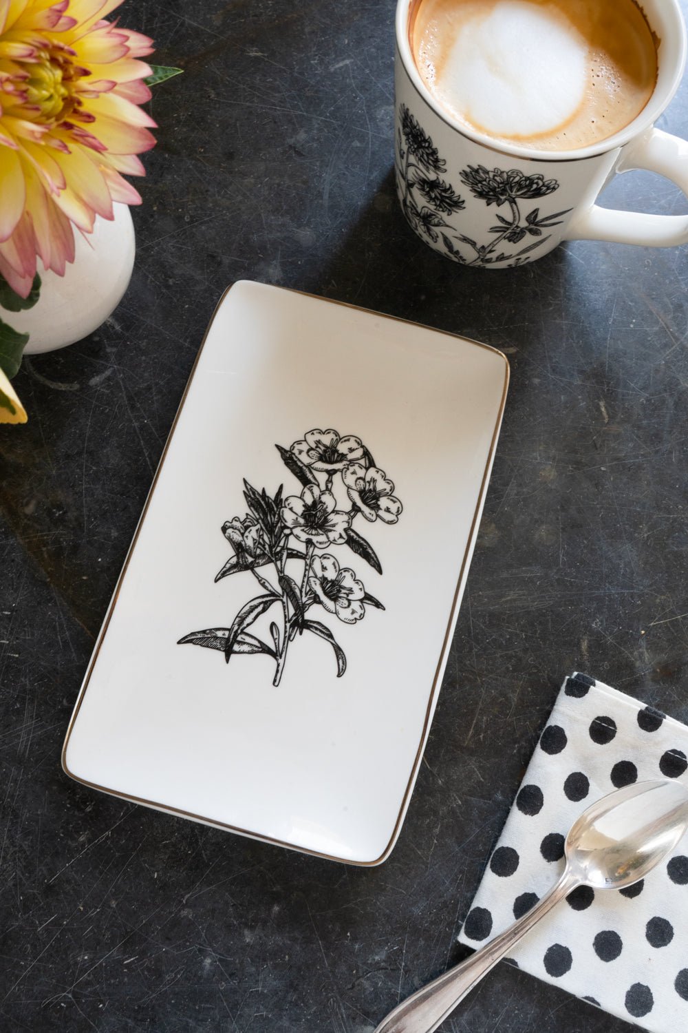 Detalle Bandeja Vajilla Black & White Diseño Flores Cristina Oria