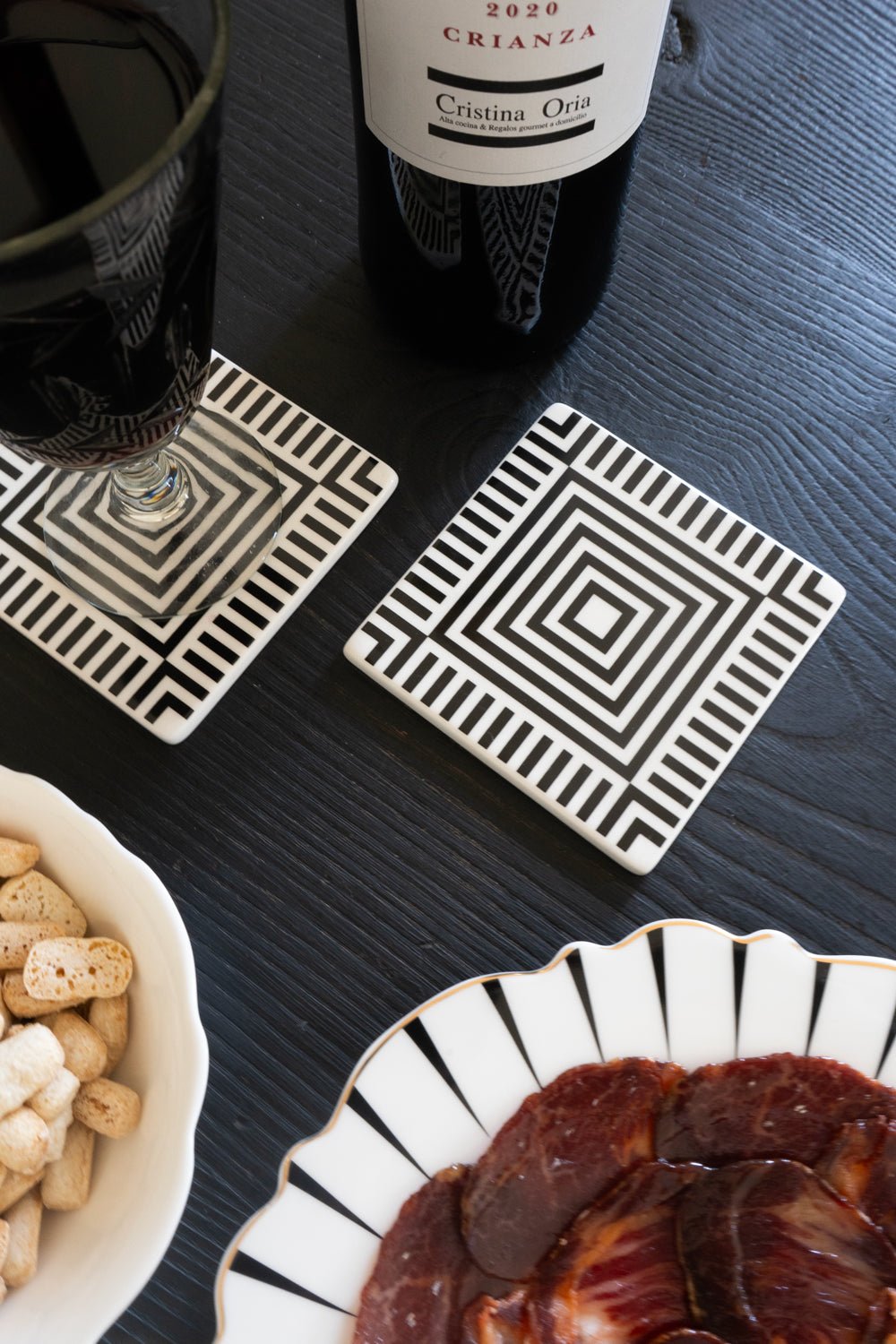 Detalle Set De Cuatro Posavasos Con Diseño Blanco Y Negro Cristina Oria