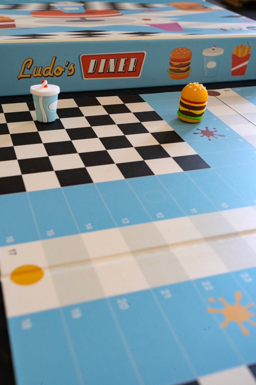 Detalle Fichas Parchís Con Diseño De Comida Rápida Cristina Oria