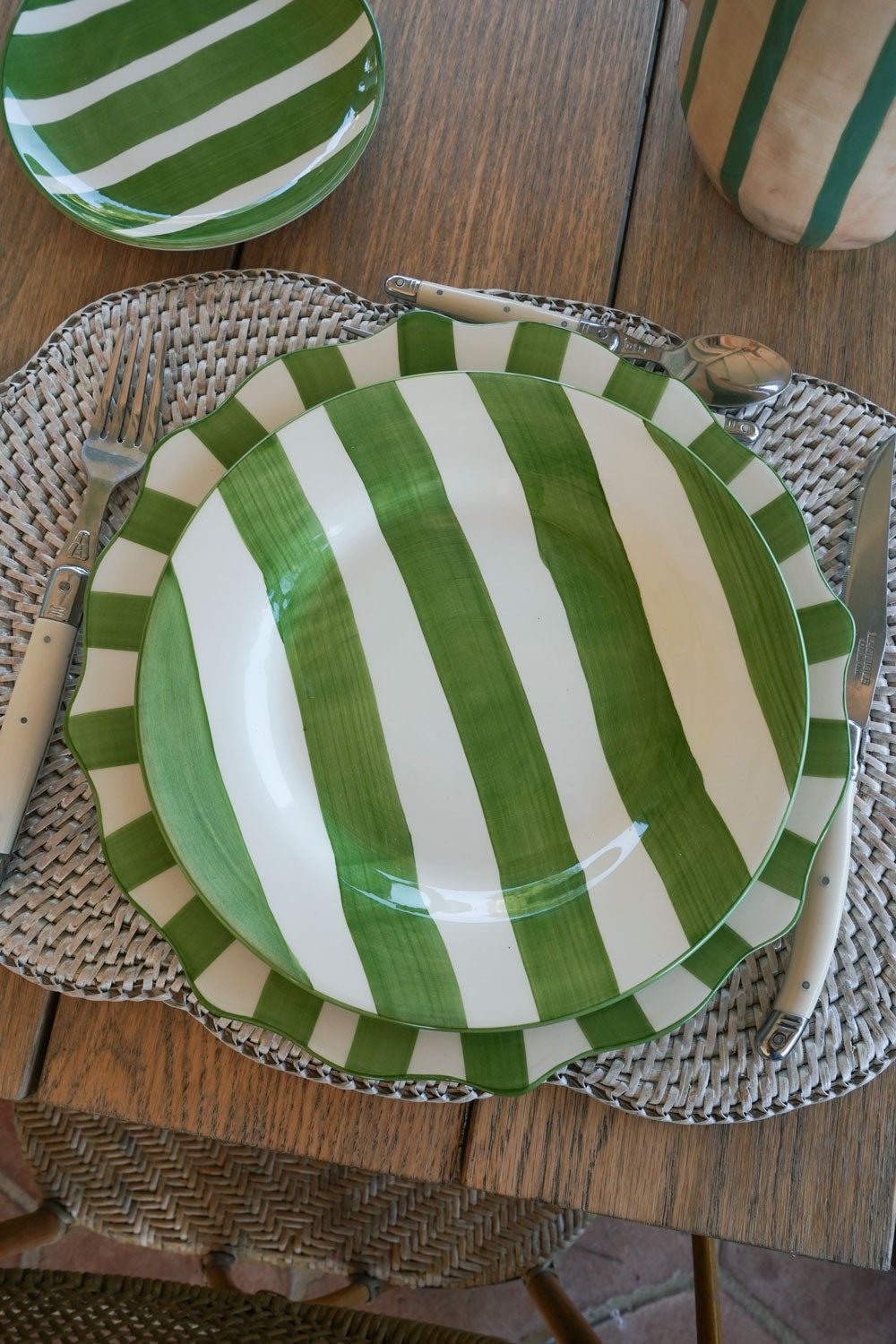 Detalle Plato De Postre Rayas Verdes Cristina Oria