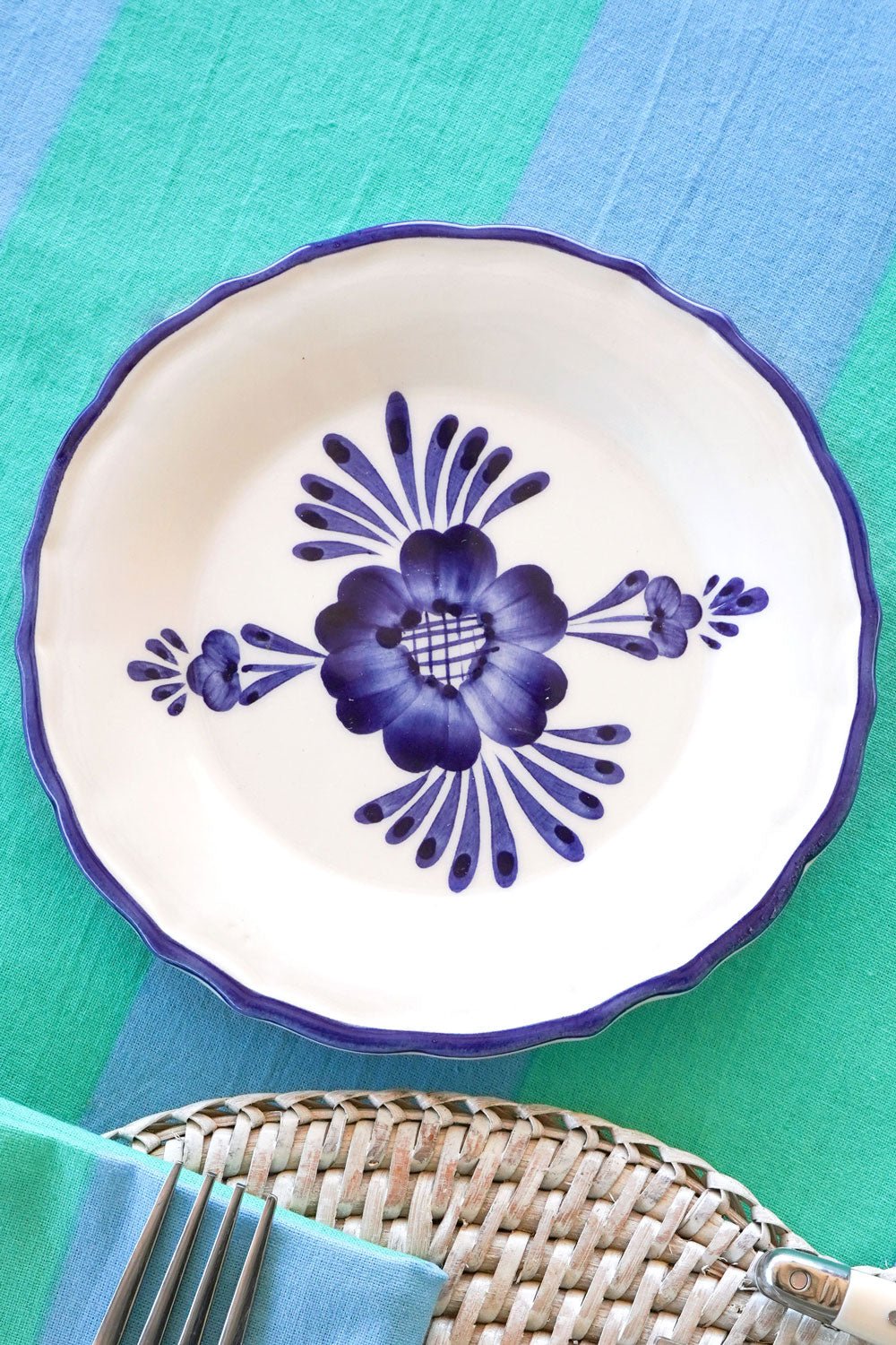 Detalle Plato De Pan Flores Azules Cristina Oria