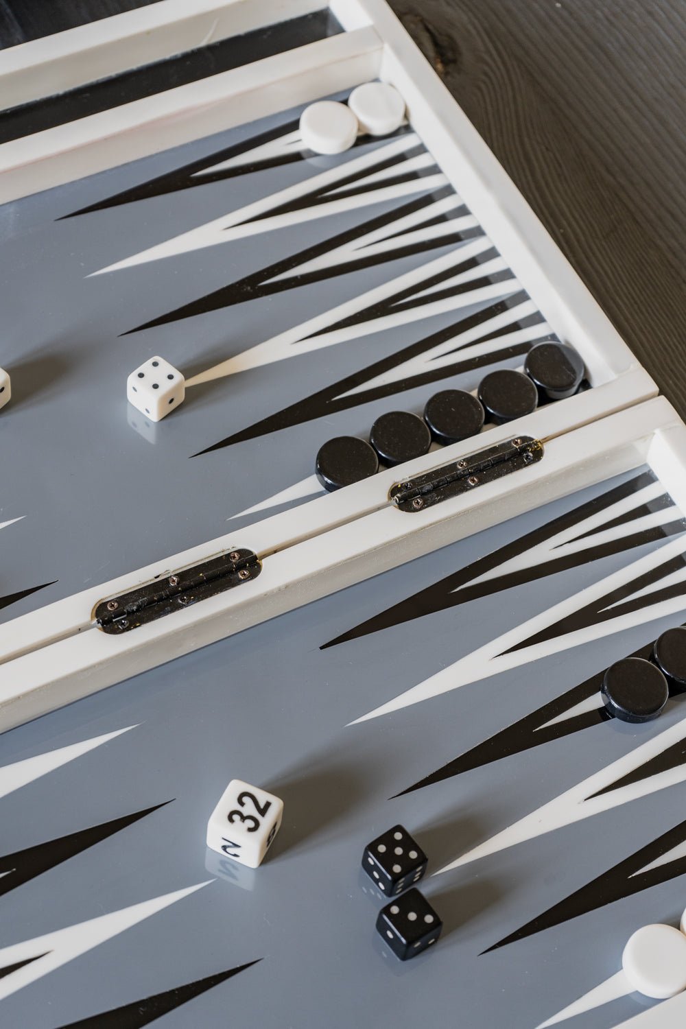 Backgammon De Resina Blanco Y Negro Cristina Oria
