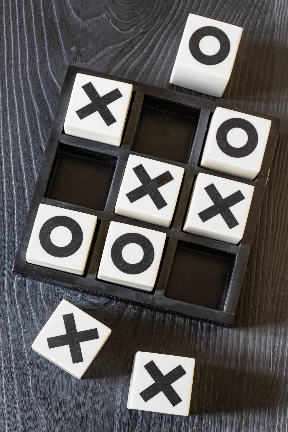Juego Tres En Raya De Resina Blanco Y Negro Cristina Oria