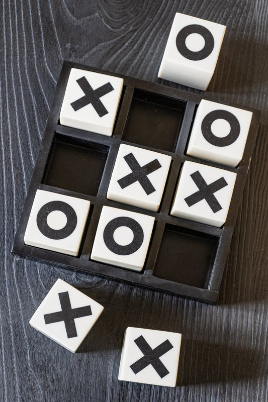 Juego Tres En Raya De Resina Blanco Y Negro Cristina Oria