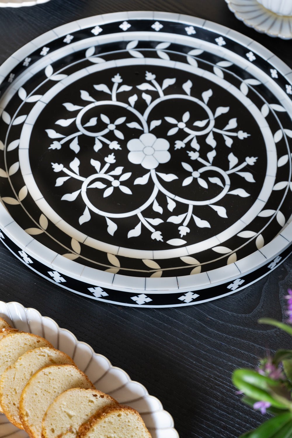 Plateau rond en résine avec design de fleurs blanches et noires